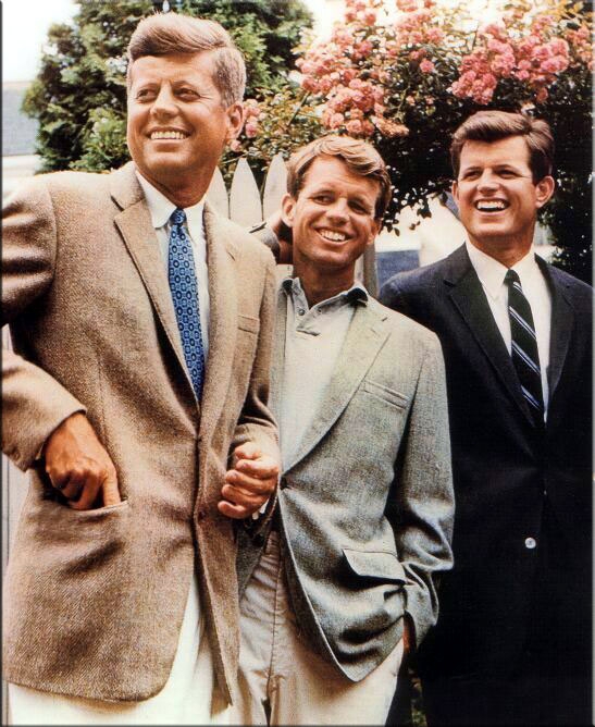 Ted Kennedy con i fratelli John e Bob