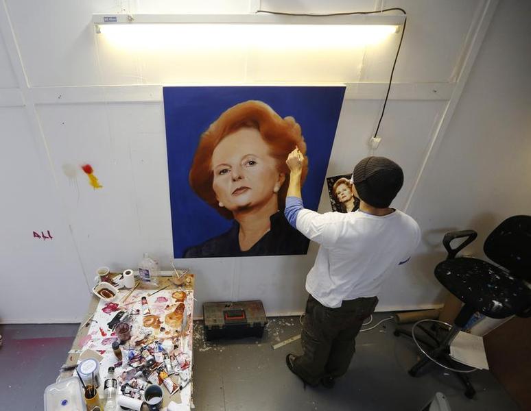 L'artista Matt Lambert dipinge un ritratto di Margaret Thatcher